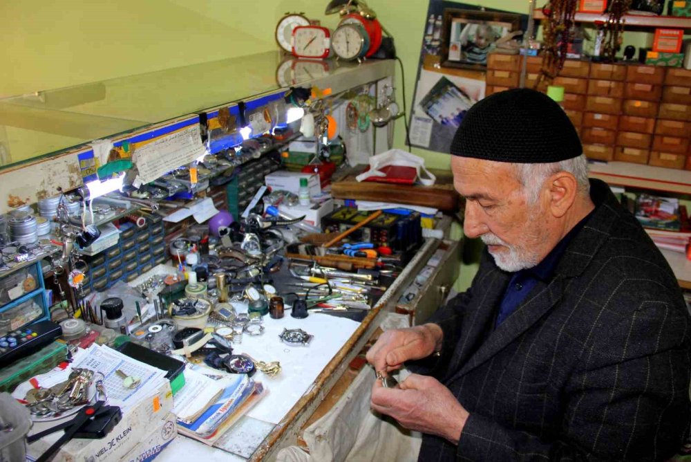 58 senedir zamanın durmaması için çalışıyor