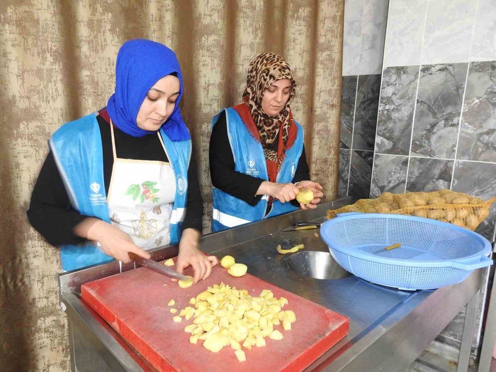 Aşevinde gönüllü çalışan kadınlar günlük bin 200 vatandaşa yemek hazırlıyor