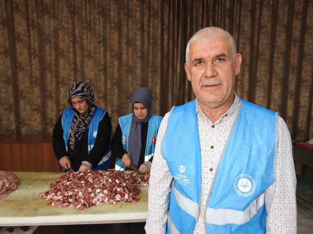 Aşevinde gönüllü çalışan kadınlar günlük bin 200 vatandaşa yemek hazırlıyor