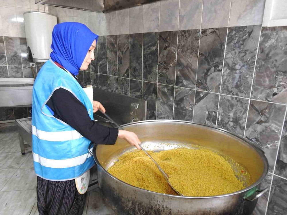 Aşevinde gönüllü çalışan kadınlar günlük bin 200 vatandaşa yemek hazırlıyor