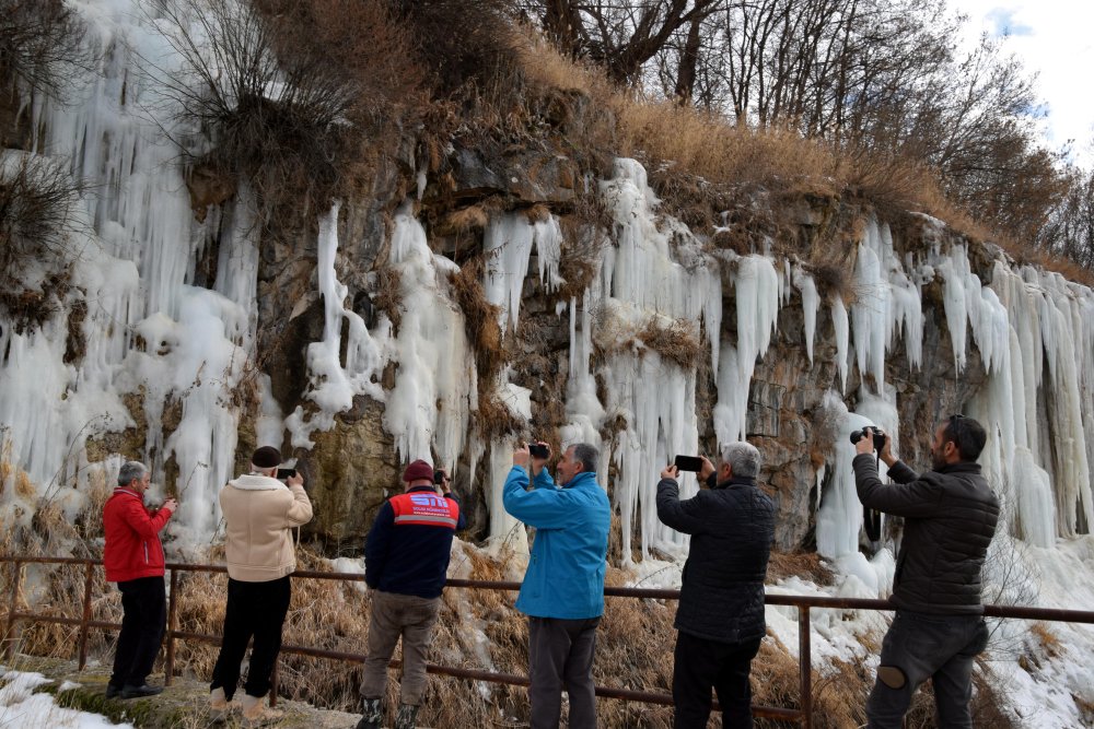 Erciş'te oluşan dev buz sarkıtlarına fotoğrafçılardan yoğun ilgi