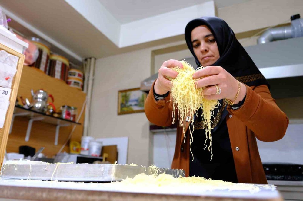 Erzincan’da iftar sofralarının vazgeçilmez lezzeti: Kesme kadayıf tatlısı