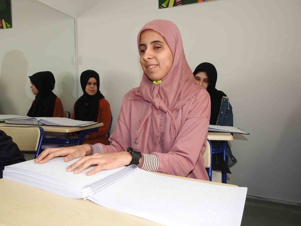 Görme engelli öğrenciler, mukabele geleneğini Braille alfabesiyle devam ettiriyor