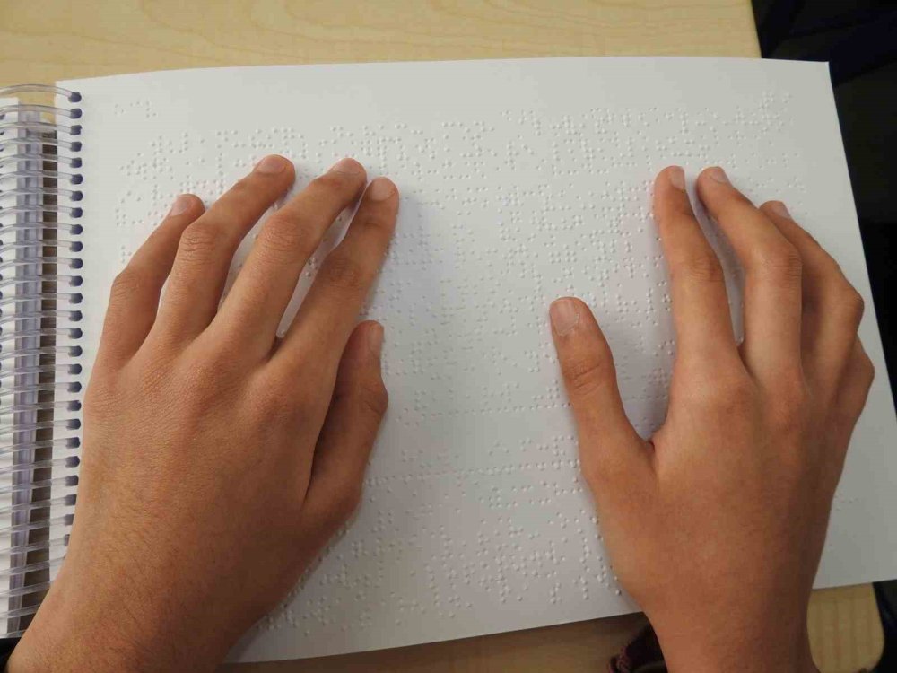 Görme engelli öğrenciler, mukabele geleneğini Braille alfabesiyle devam ettiriyor