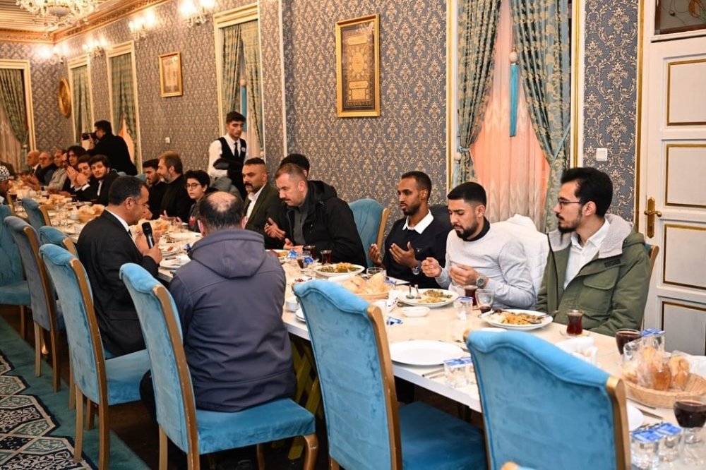 Vali Çiftçi, Kerküklü öğrencilerle iftar yaptı