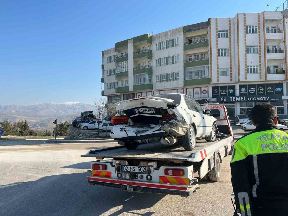 Adıyaman’da 2 otomobil çarpıştı: 2 kişi yaralandı