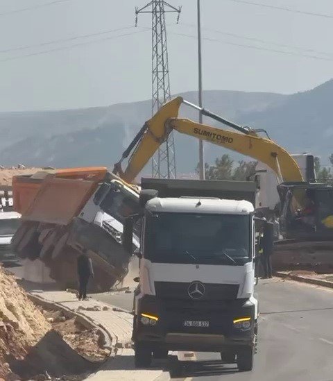 Adıyaman'da virajı alamayan kamyon devrildi: 1 yaralı