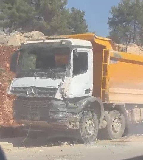 Adıyaman'da virajı alamayan kamyon devrildi: 1 yaralı