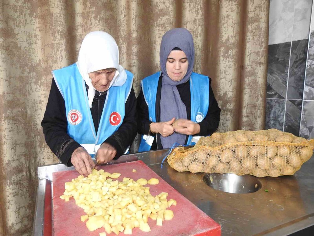 Antep'te 90 yaşındaki yaşlı kadın aşevinde gönüllü çalışıyor