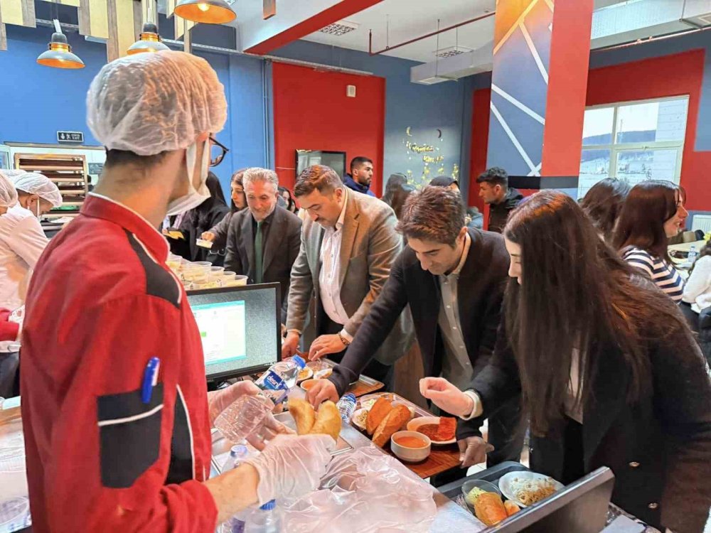 Sarıkamış’ta kaymakam ve belediye başkanı öğrenciler ile iftar açtı