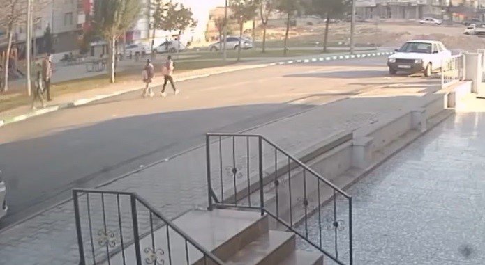 Antep’te 3 öğrenciye sokak köpekleri saldırdı