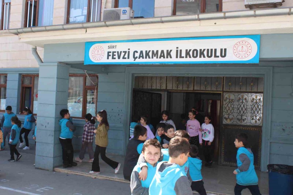 İlkokul öğrencileri harçlıklarıyla Ramazan kolisi hazırladı