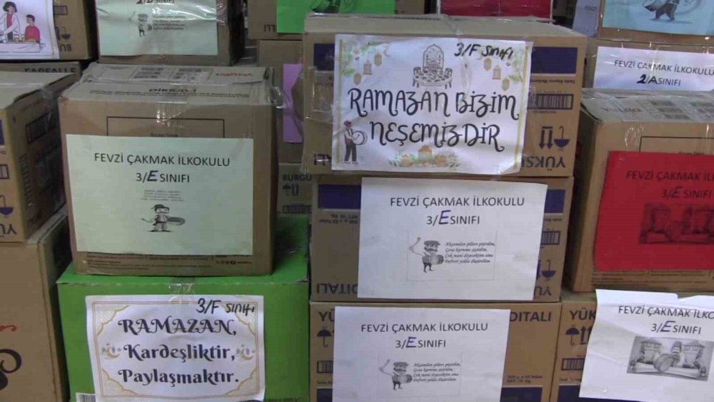 İlkokul öğrencileri harçlıklarıyla Ramazan kolisi hazırladı