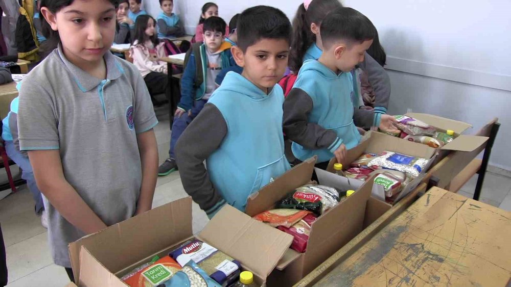 İlkokul öğrencileri harçlıklarıyla Ramazan kolisi hazırladı