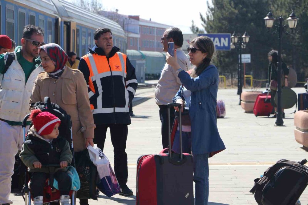 İranlı turistler Newroz için Tahran-Van trenini tercih etti