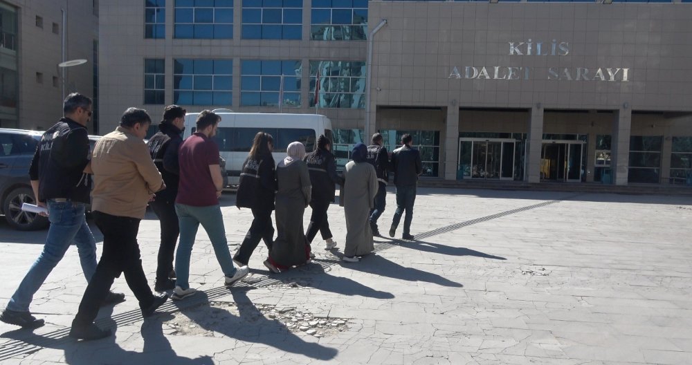 Kilis’te evde bin 82 gram esrar yakalandı: 5 gözaltı