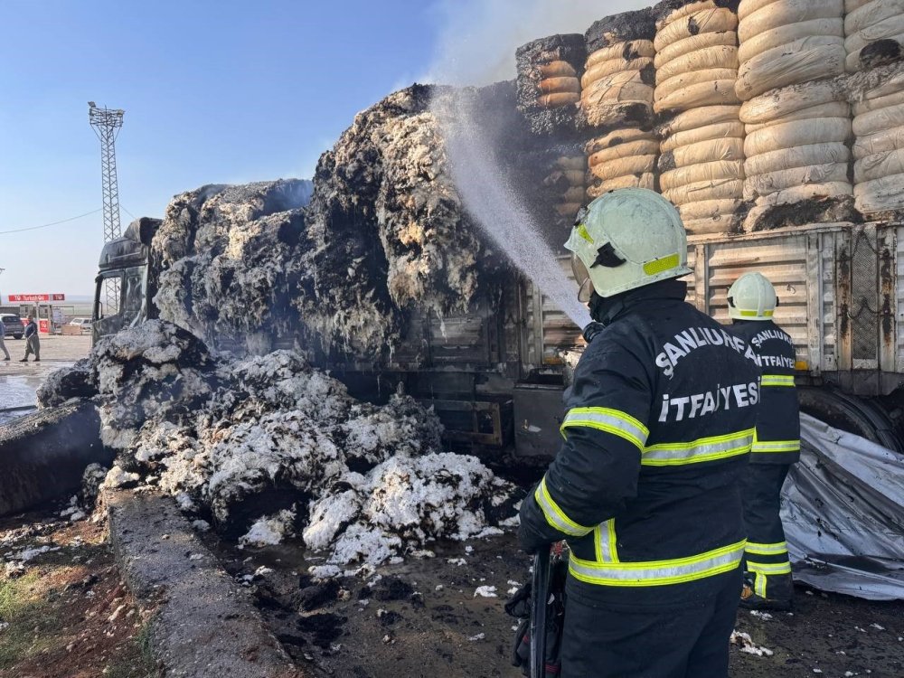 Urfa’da pamuk yüklü tır alev alev yandı