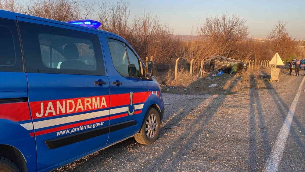 Elazığ’da hafif ticari araç şarampole devrildi: 5 yaralı