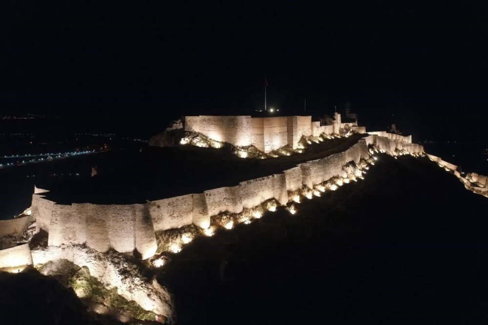 Van’daki tarihi mekanlaı gece bir başka güzel