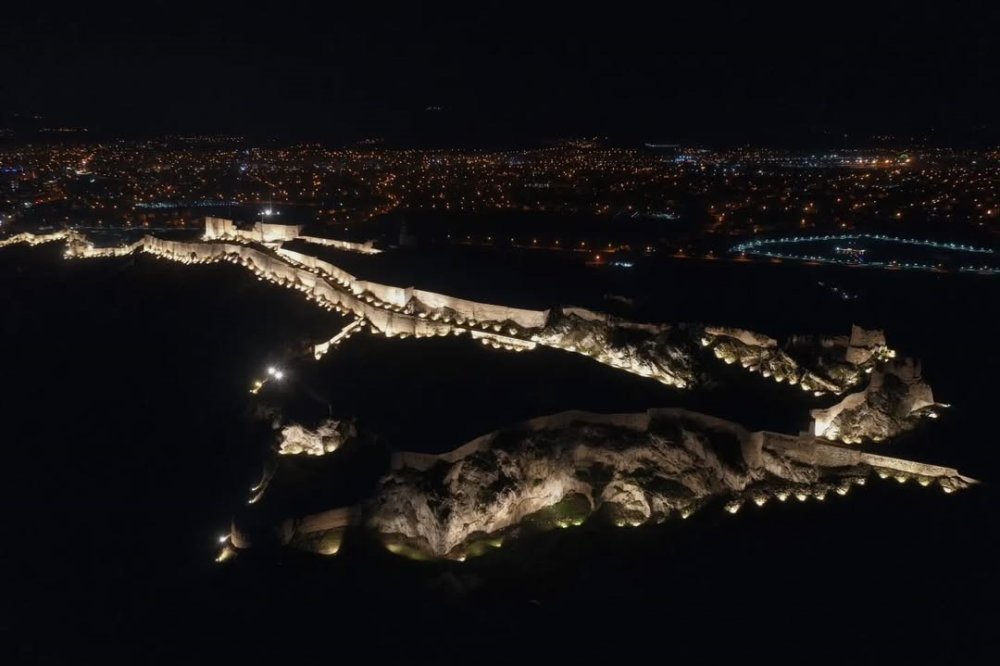 Van’daki tarihi mekanlaı gece bir başka güzel