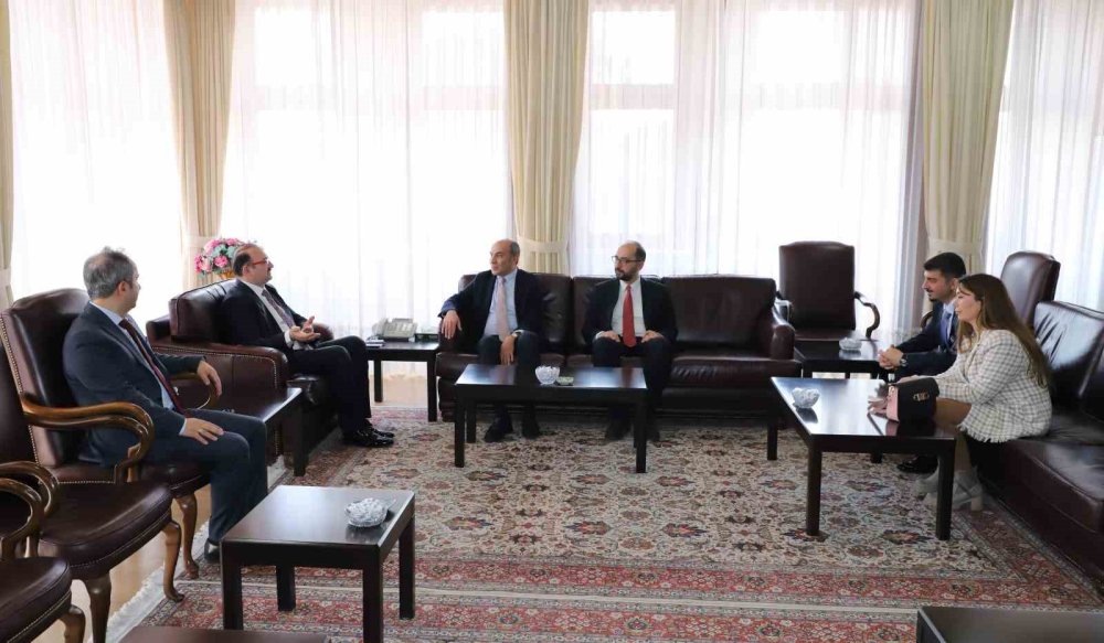 İletişim Fakültesinde Bilişim çağında dezenformasyon söyleşisi