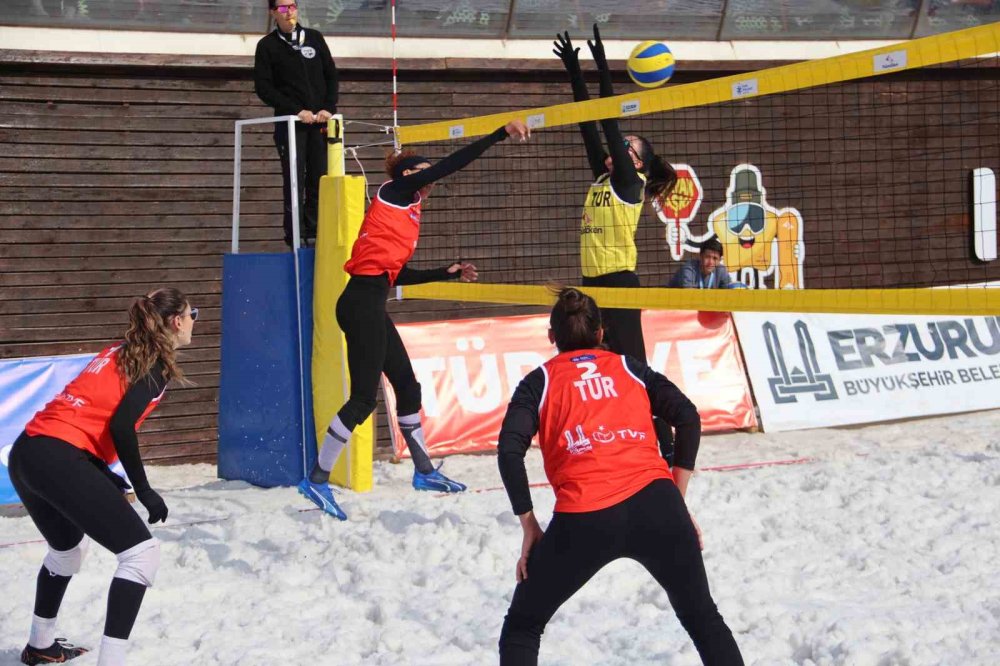 Palandöken Kayak Merkezi’nde kar voleybolu heyecanı