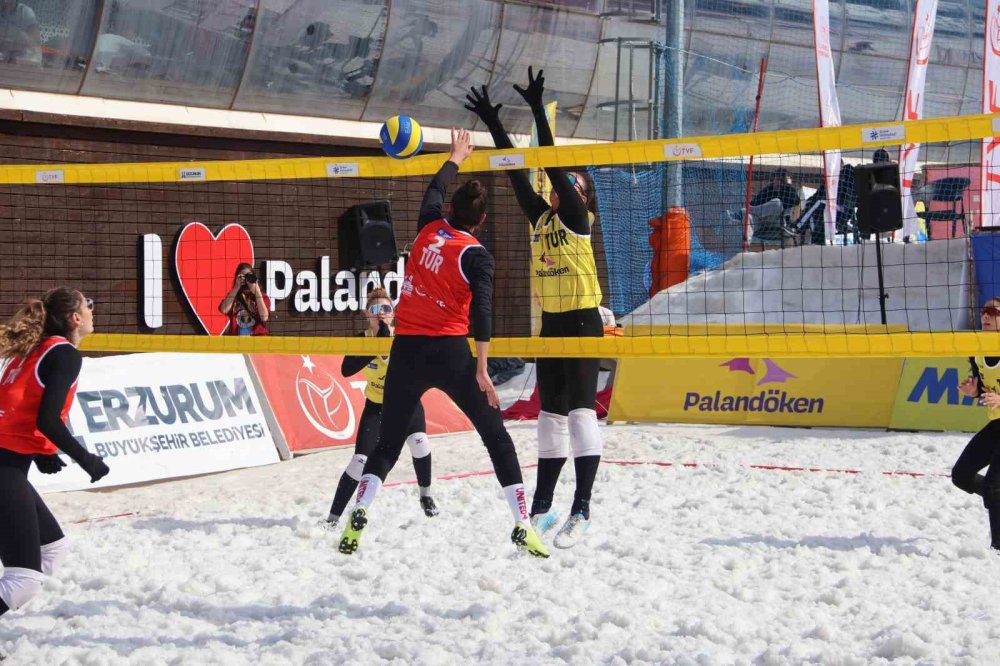 Palandöken Kayak Merkezi’nde kar voleybolu heyecanı