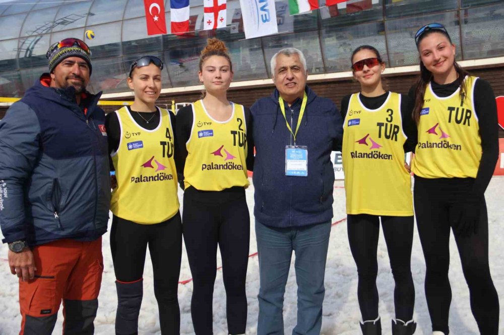Palandöken Kayak Merkezi’nde kar voleybolu heyecanı