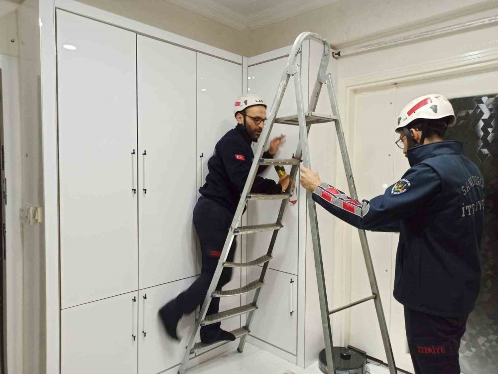 Urfa’da itfaiyeden papağan operasyonu: Vestiyerde sıkışan papağan kurtarıldı