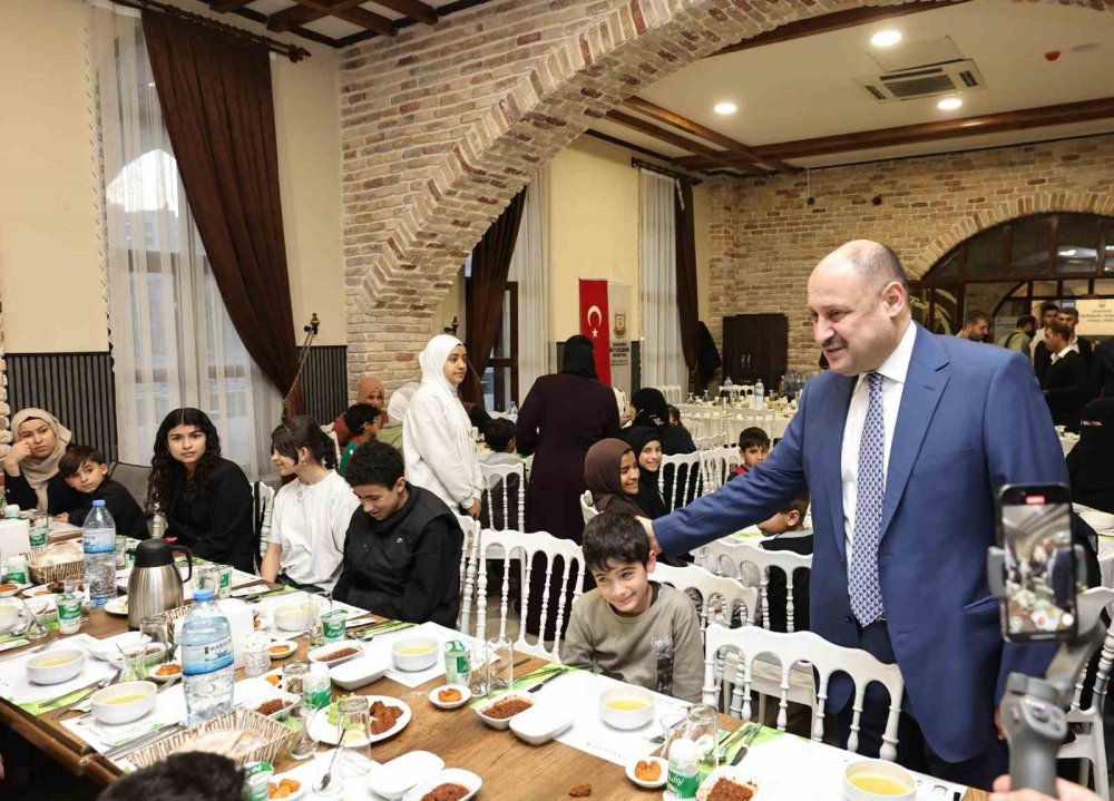 Başkan Gülpınar yetim çocuklarla iftar açtı