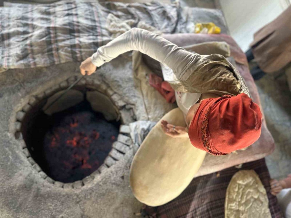 Erzincan'da dağ köyünden çıkıp açtığı fırında tandır ekmeği yaparak patron oldu