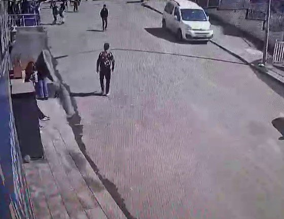 Yakutiye'de patlayan torpil parçası kızın gözüne geldi