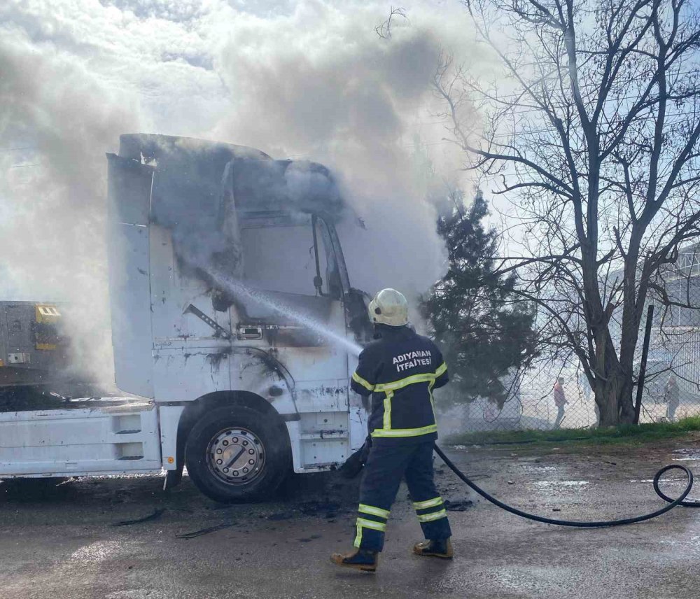 Adıyaman'da park halindeki tır alev alev yandı