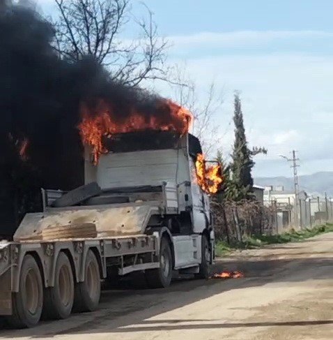 Adıyaman'da park halindeki tır alev alev yandı