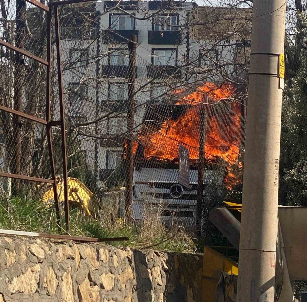 Adıyaman'da park halindeki tır alev alev yandı