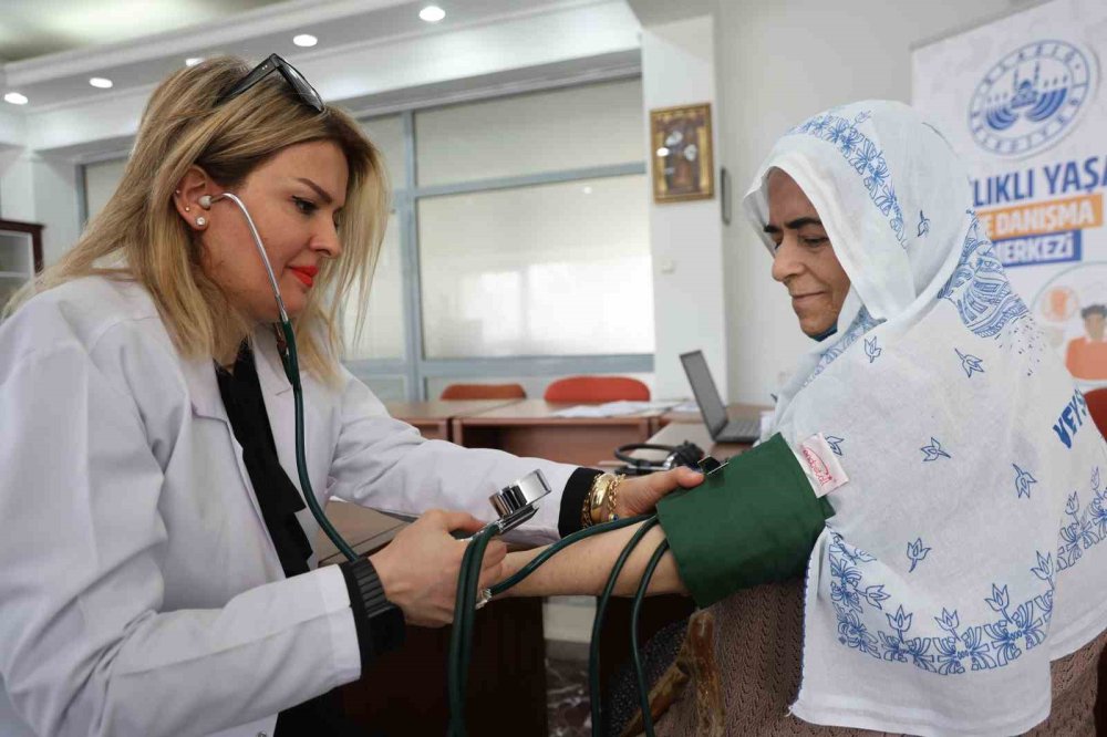 Elazığ'da yaşlılar önce genel sağlık taramasından geçti, ardından müzik ziyafeti yaşadı