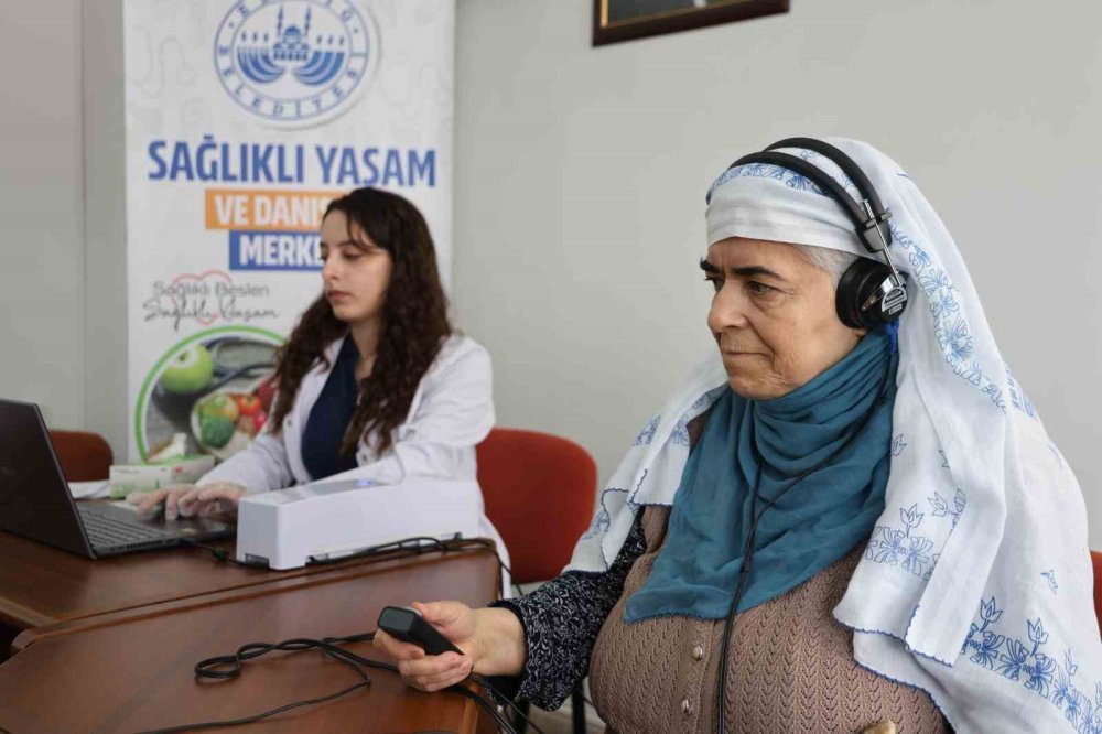 Elazığ'da yaşlılar önce genel sağlık taramasından geçti, ardından müzik ziyafeti yaşadı