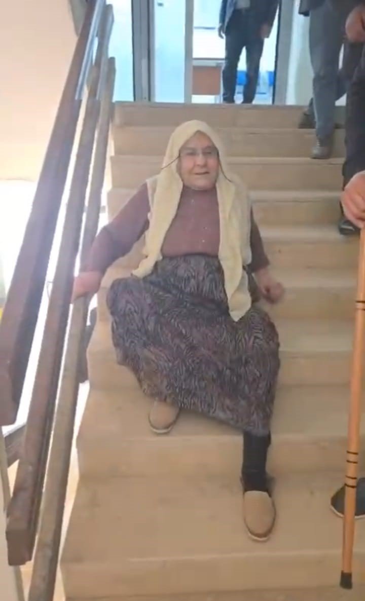 Urfa'da yaşlı kadın, asansör çalışmadığı için merdivenlerden sürünerek çıkıp indi