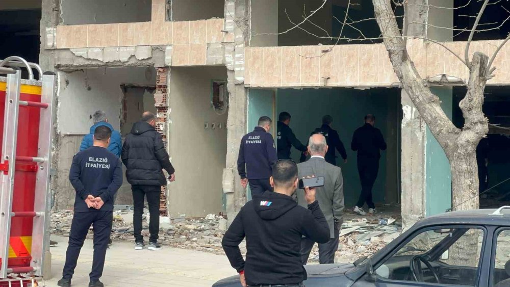 Elazığ'da 8 katlı binanın çatısına çıkan kadın ikna edilerek aşağı indirildi