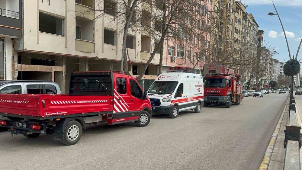 Elazığ'da 8 katlı binanın çatısına çıkan kadın ikna edilerek aşağı indirildi