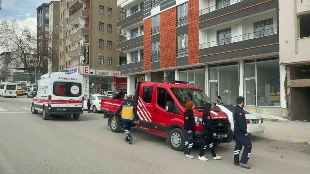 Elazığ'da 8 katlı binanın çatısına çıkan kadın ikna edilerek aşağı indirildi