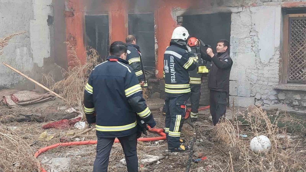 Erzurum’da metruk binada çıkan yangın söndürüldü