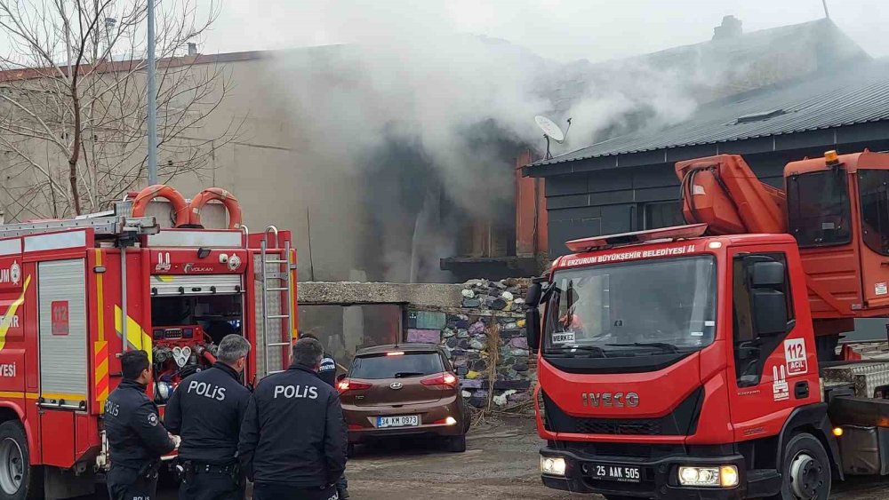 Erzurum’da metruk binada çıkan yangın söndürüldü
