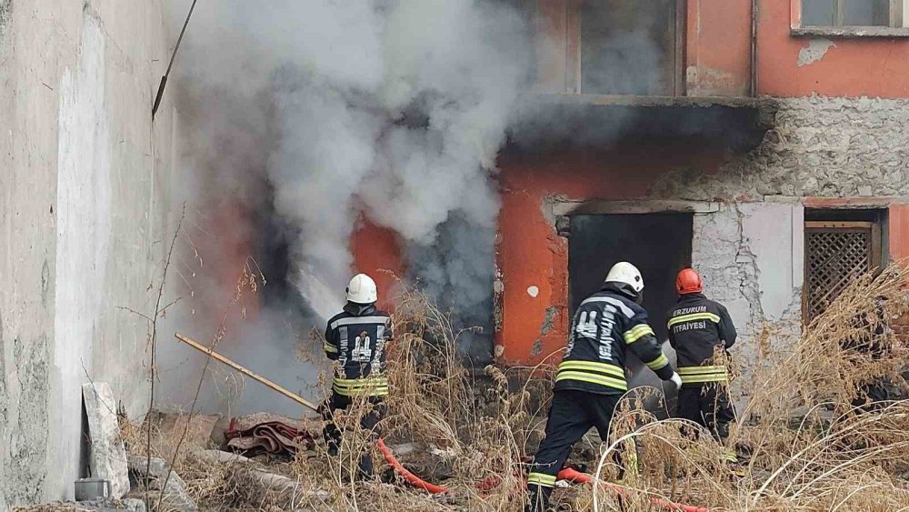 Erzurum’da metruk binada çıkan yangın söndürüldü