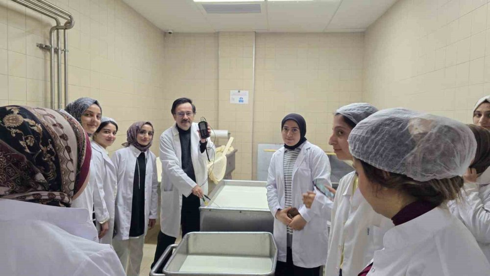 Gıda İşleme bölümü öğrencilerine uygulamalı eğitim verildi