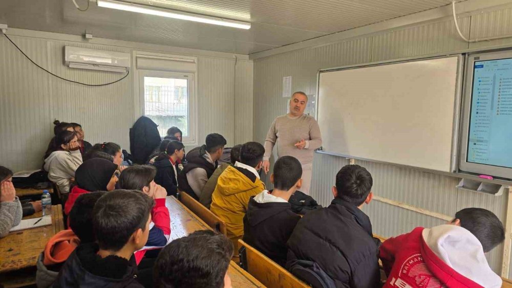 Besni'de konteyner sınıflarda kalan öğrencilere yazarlık mesleği anlatıldı