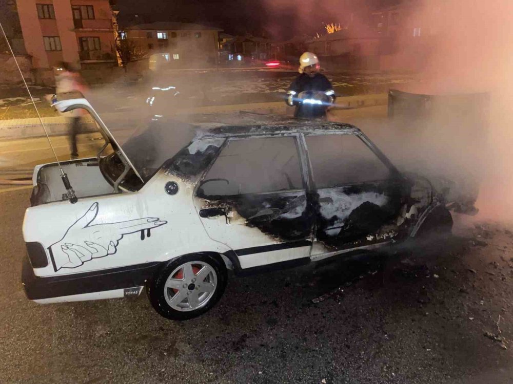 Erzincan’da Fiat Tofaş araç yandı