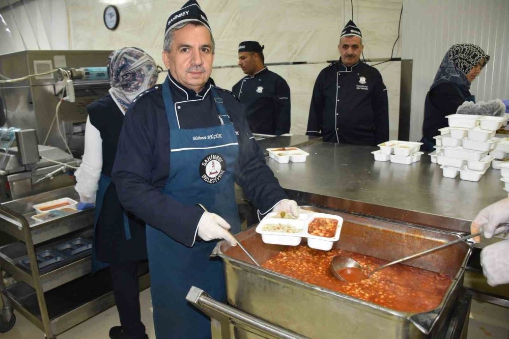 Şahinbey Belediyesi, 100 bin kişiye yemek ulaştırıyor