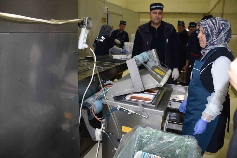 Şahinbey Belediyesi, 100 bin kişiye yemek ulaştırıyor