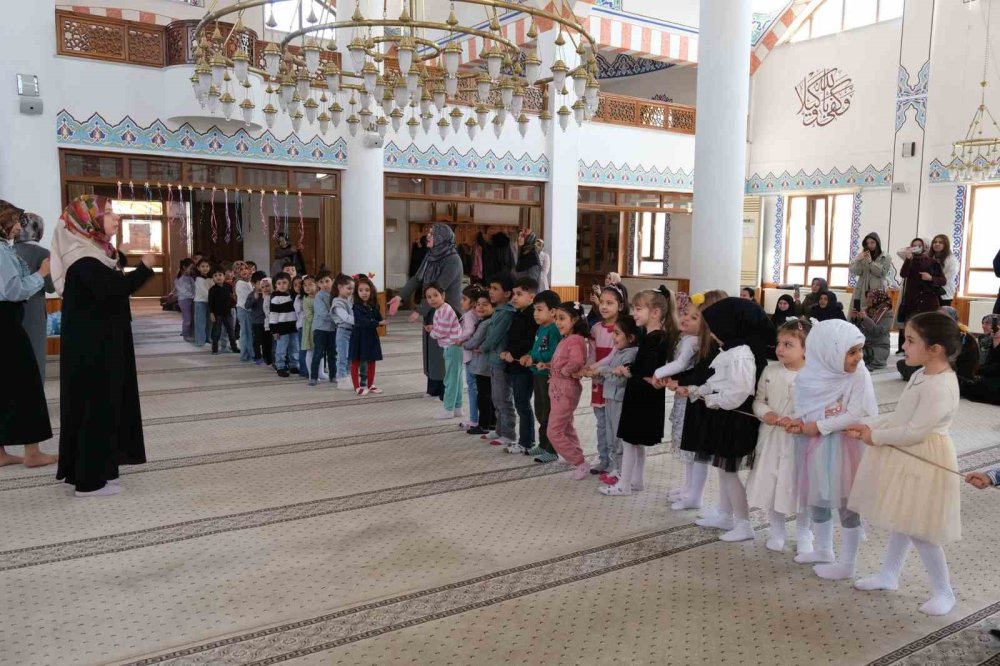 Cami, çocuk buluşması düzenlendi